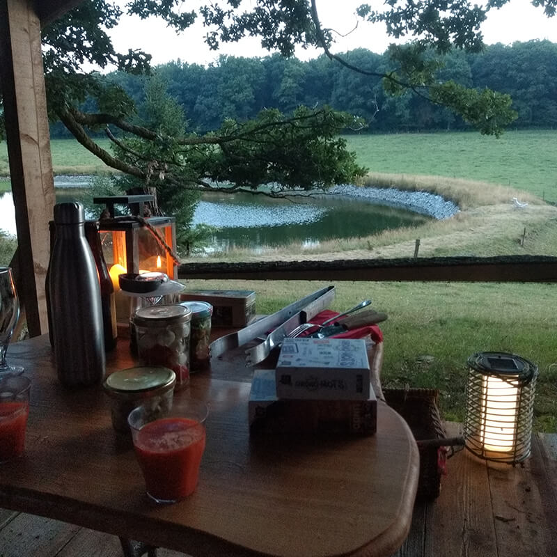 Nuit insolite dans une sphère avec colis barbecue comme repas