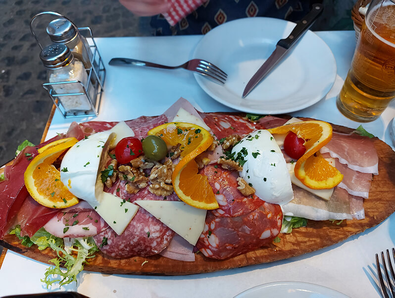 Plat d'un restaurant dans le quartier Trastevere à Rome